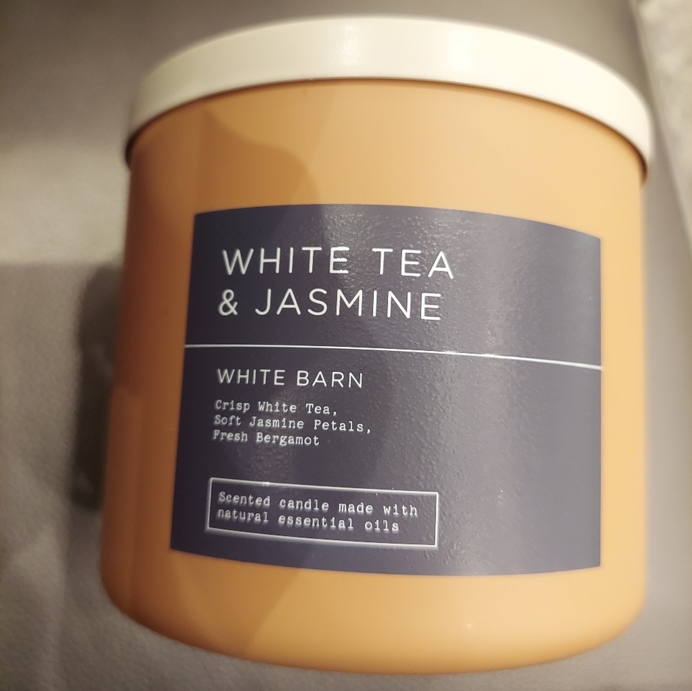 White tea and jasmine candle by bath and body works - Picture 1 of 3